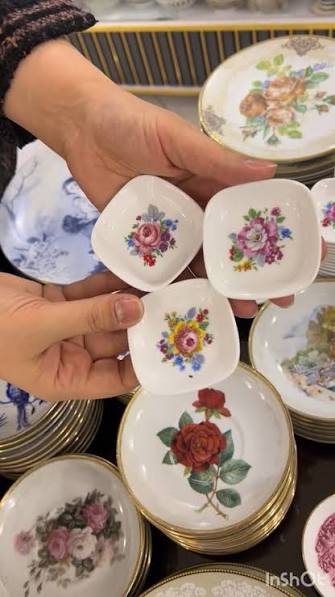 بررسی مهر زیر ظروف چینی گل مرغی قدیمی برای تشخیص سازنده و اصالت