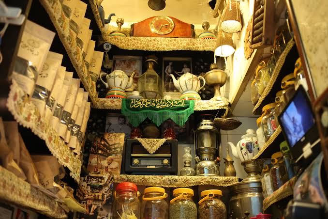 کارشناسی ظروف تابلو و کتاب خطی قدیمی برای قیمت گذاری
